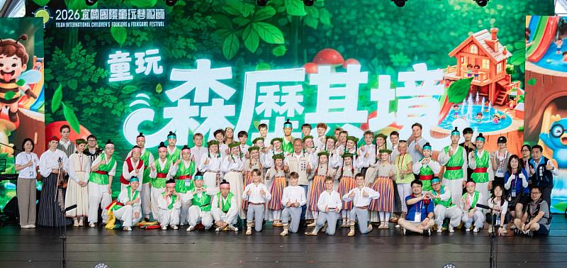 韓國、拉脫維亞團隊演出交流合照。
