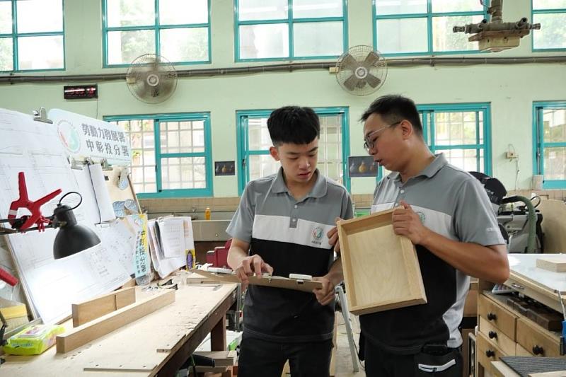 中彰投分署張晉豪訓練師針對爗墉的作品需改進之處細心講解。