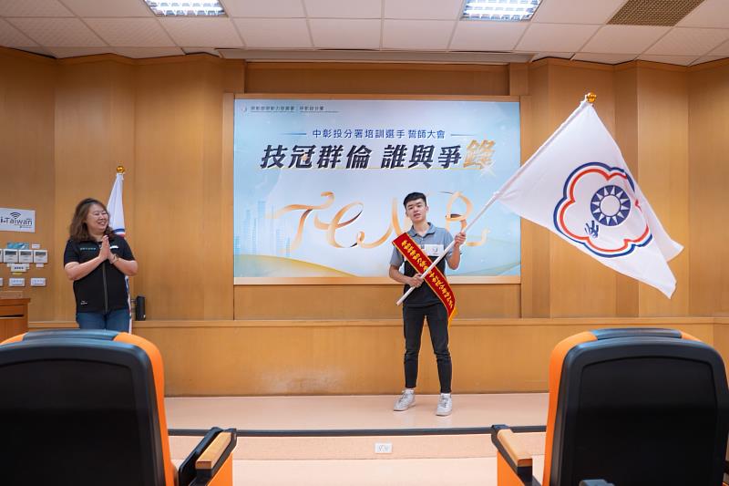 誓師代表李爗墉揮舞旗幟,高喊「技冠群倫 誰與爭鋒」。