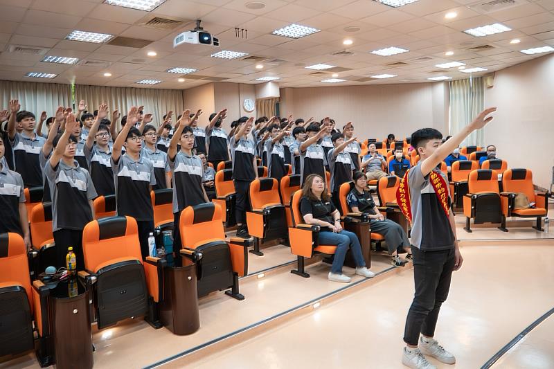 中彰投分署培訓102名選手出征全國技能競賽,由木工選手李爗墉擔任誓師代表。
