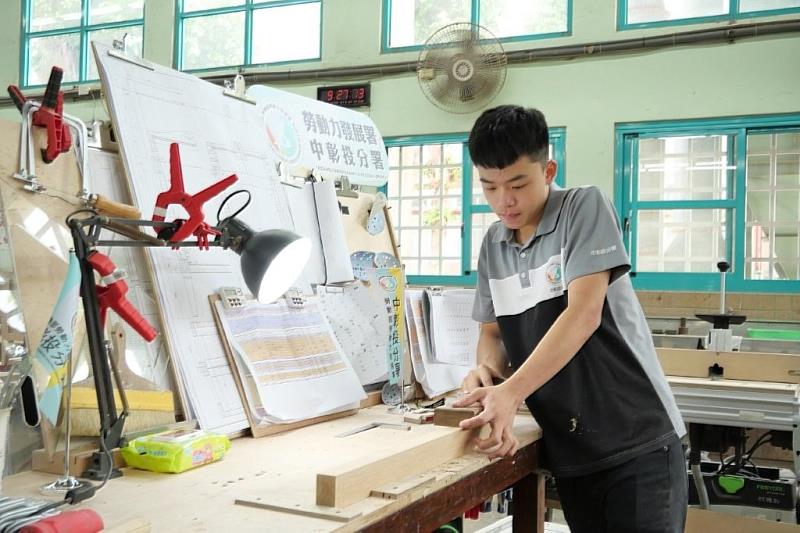 中彰投分署培訓的家具木工職類選手李爗墉正積極為全國賽備戰中。