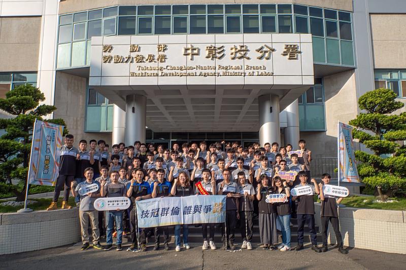 中彰投分署劉秀貞分署長為選手加油打氣。