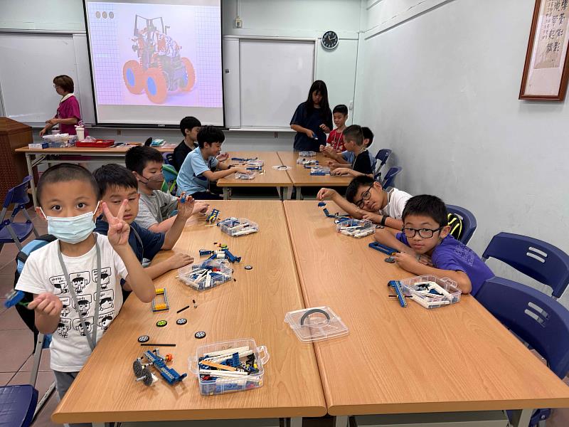 樂高積木玩出大智慧 救國團樂高營培育小小工程師
