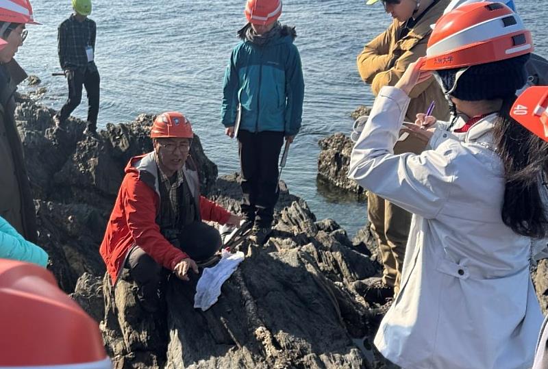 九州大學教授指導地科系學生。