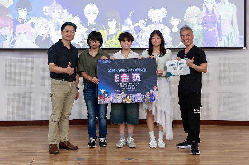 朝陽資管系學生李哲瑜、鍾筱瞳、魏奕旎以作品〈爆肝女大學生〉榮獲虛擬網紅創作組金獎，吳信成老師（右1）亦榮獲最佳指導老師獎。