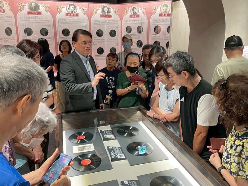 本次移地學習活動由王睿達館長親自率領導覽團隊進行深度解說，從早期蠟筒、蟲膠唱片、黑膠唱片，到不同年代的音響設備，每一件展品都訴說著不同時代人們如何記錄聲音、欣賞音樂，以及追求美感生活的故事。