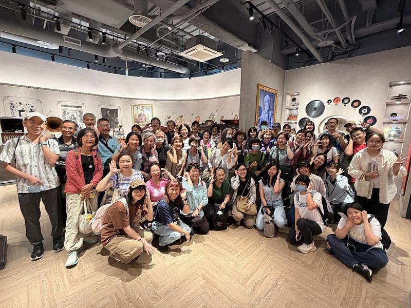 臺師大USR高齡長健計畫率50餘位師生與長者前往威剛黑膠音樂博物館移地學習，以黑膠唱片與音樂文物促進跨世代共學與文化傳承。