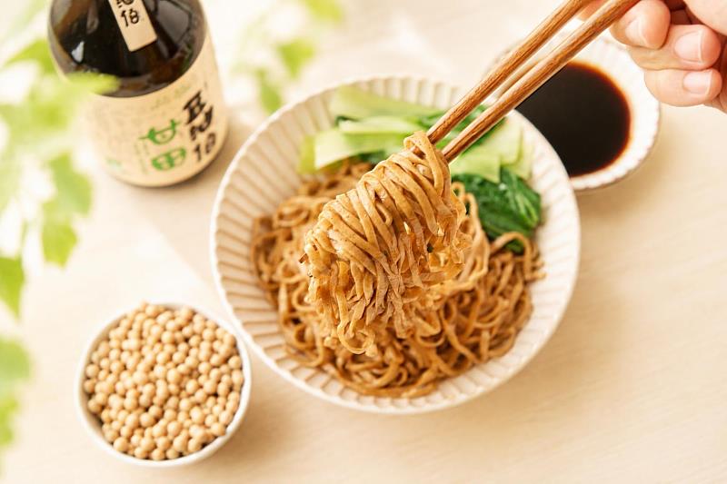 日日好食攜手豆油伯打造盛夏清爽飲食提案，聯名新品「甘田釀造醬油口味」好控拌麵，在「大暑」當日正式開賣。（資料來源：日日好食）