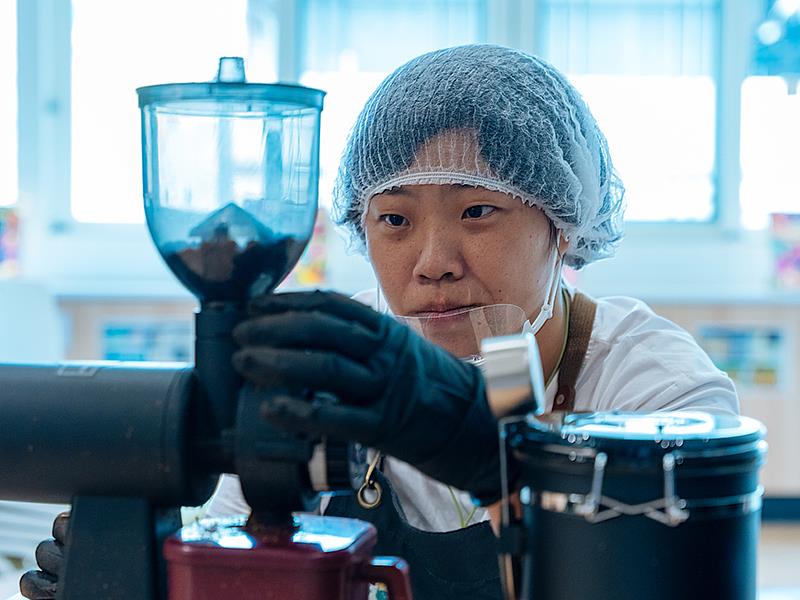 身心障礙青年從咖啡分裝、封口、貼標、品質檢查到禮盒包裝完成，每一盒咖啡約歷經30道製作工序。
