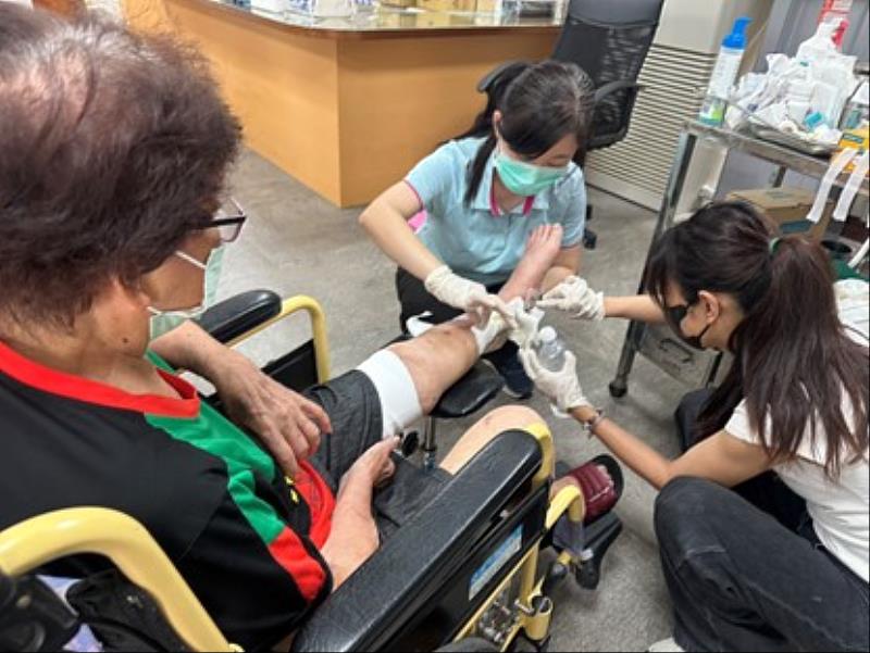 嘉義縣推動醫療零距離！梅山衛生所首接跨院轉銜 87歲嬤就近換藥安心復原
