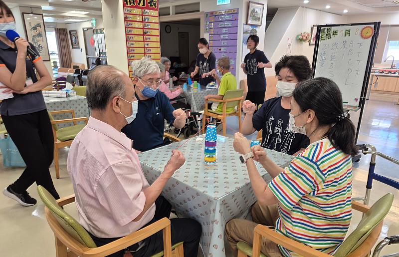 學生協助長者增進人際互動。