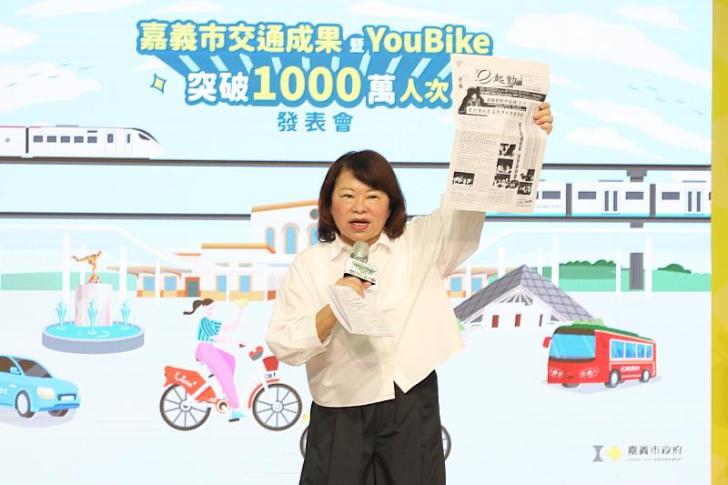 黃敏惠市長分享民國93年國會通訊，宣示推動嘉義輕軌建設的決心。