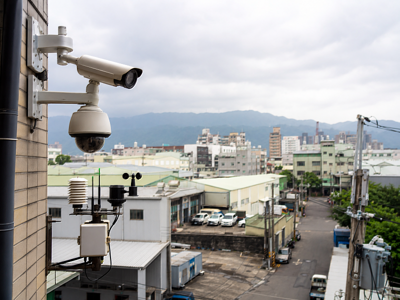 硬碟與儲存成本變化,在在影響中小企業 CCTV 與環境監控;Cloudmax協助導入時也建議,日常循環錄影可保留在本地NVR或NAS,涉及事故、門禁、工安、財損或稽核的重要片段,則在事件發生後建立加密異地副本,並設定保留期限及存取權限,避免將所有高容量影像長期上傳雲端。