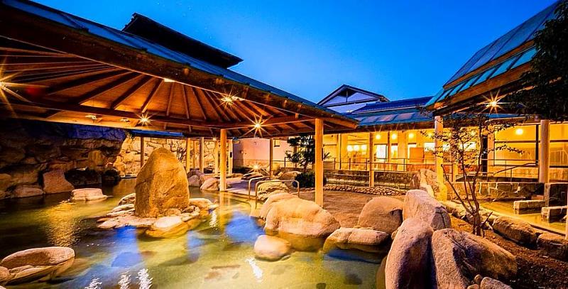 除精彩賽事外,本次行程入住知名的「松山樹樂溫泉度假村」,享受源自億萬年前地質層湧出的「太古之湯」,並體驗西日本最大的露天風呂設施,在秋日微涼中徹底放鬆身心。