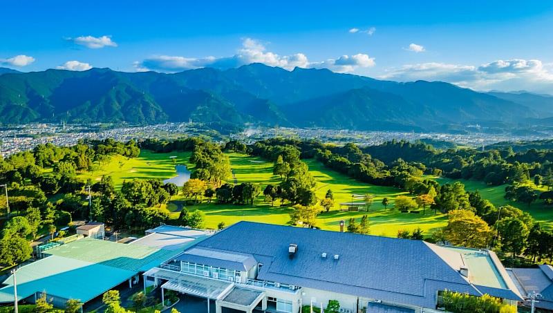 「長榮航空高爾夫球公開賽」特別安排能眺望四國山脈、以多變果嶺設計聞名的「滝の宮鄉村俱樂部」(本次安排赤石、別子球道),讓球友們能享受不同球場風貌與挑戰樂趣。