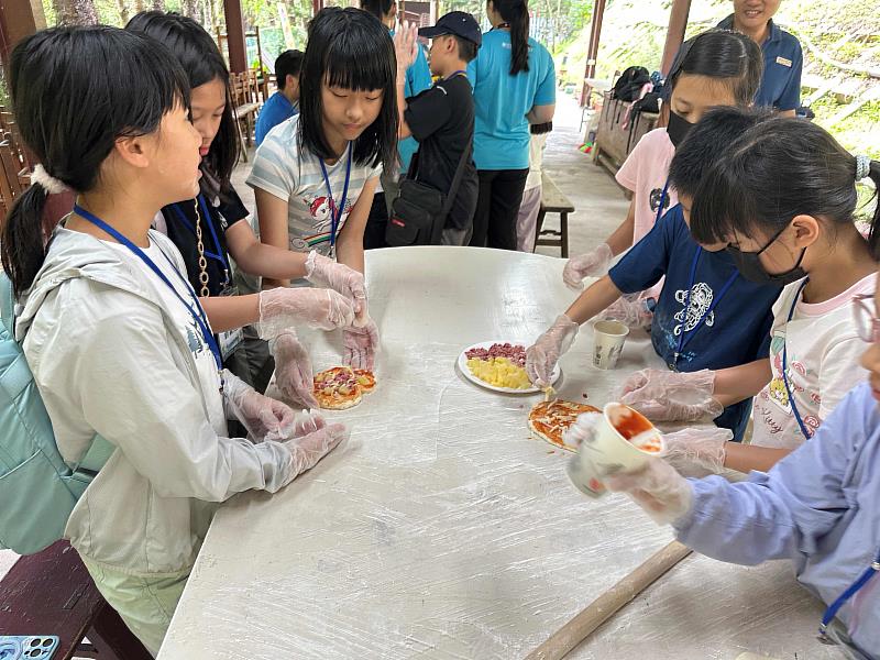 救國團桃園市團委會「馬武督森林探險家」夏令營圓滿落幕,40位學童走進森林探索自然,體驗冒險與成長。