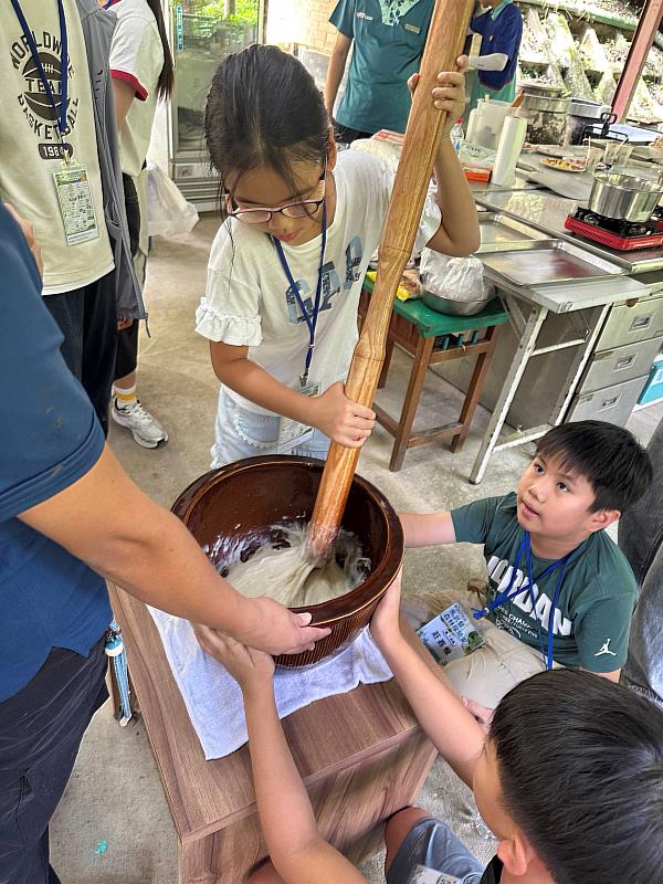 救國團桃園市團委會「馬武督森林探險家」夏令營圓滿落幕,40位學童走進森林探索自然,體驗冒險與成長。