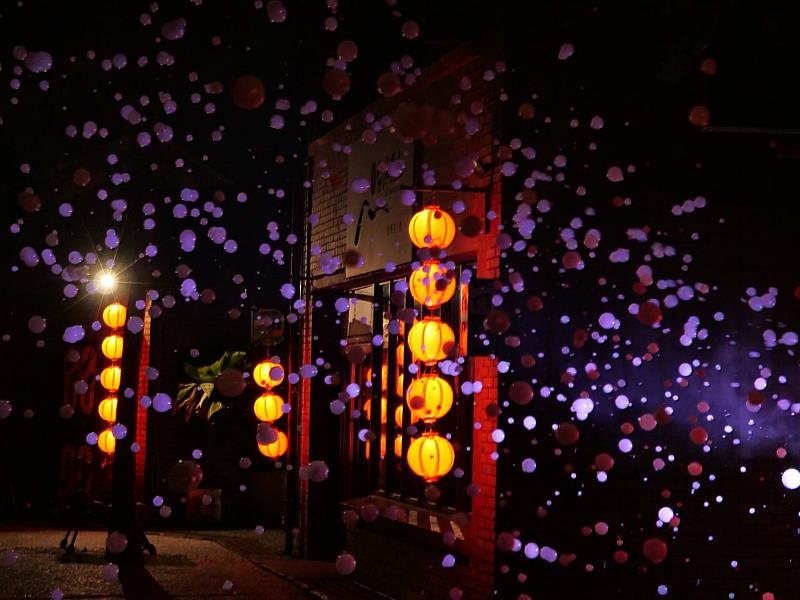 宜蘭傳藝園區迎接10週年,暑期推出限定「2026 YA傳藝」夜間活動,全新設置「夢幻泡泡」與燈籠巷等光影裝置,將傳藝街景點綴得如夢似幻。