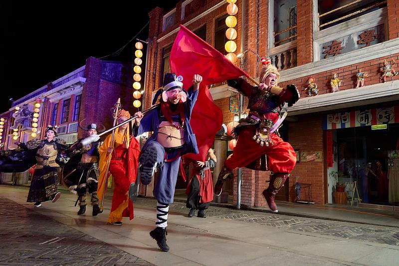 夜間重頭戲《大鬧嬉遊》星光踩街由齊天大聖領軍,偕同牛魔王、龍王熱鬧穿梭園區。