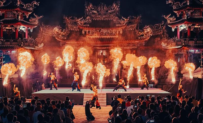 曾登上《英國達人秀》總決賽的「即將成真火舞團」,將於8月9日晚間壓軸帶來震撼視覺的《寶島烈焰》特技演出,為「2026 YA傳藝」劃下最絢麗的句點。