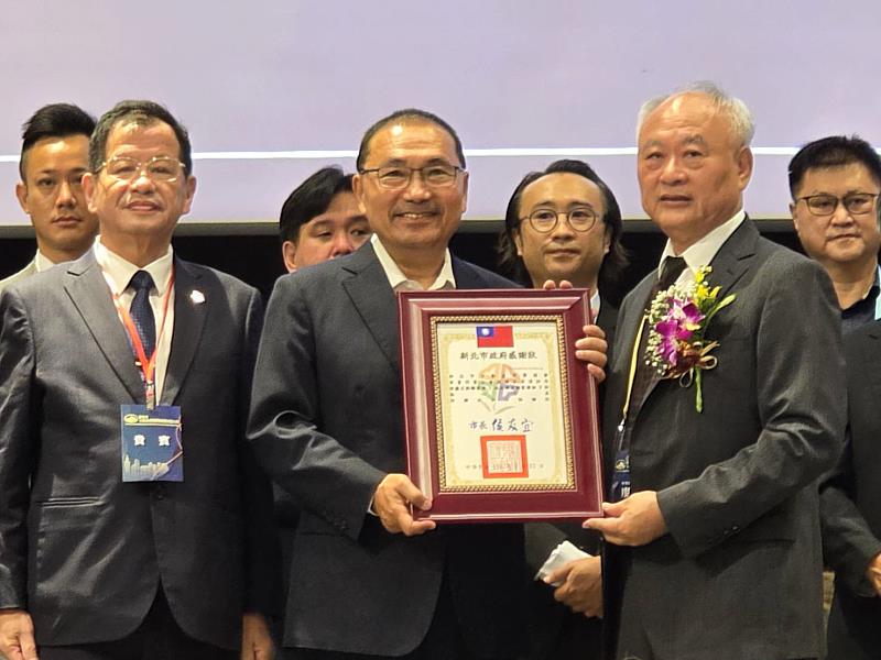 市長侯友宜回贈感謝給予理事長廖志鴻。