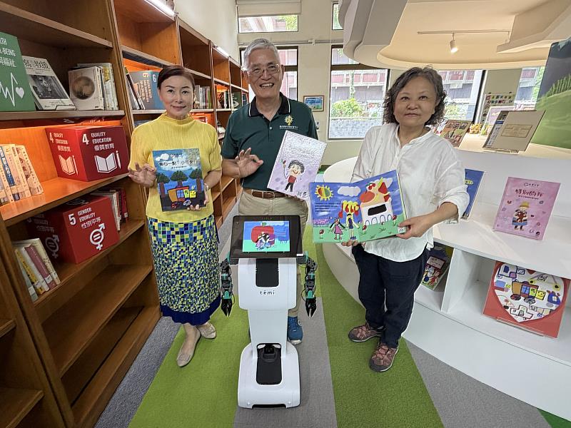 南華大學打造落地型生成式AI智慧校園,高俊雄校長(中)與賴淑玲副校長(左)及視設系羅雪容主任(右)測試AI導覽機器人AR繪本。