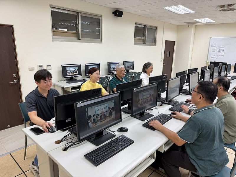 南華大學打造落地型生成式AI智慧校園,高俊雄校長(左側左3)與賴淑玲副校長(左側左2)於高效能AI電腦教室操作測試AI電腦效能。