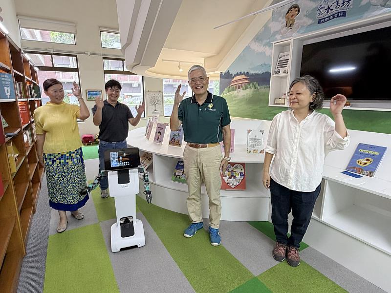 南華大學打造落地型生成式AI智慧校園,高俊雄校長(右2)與賴淑玲副校長(左1)測試AI導覽機器人,並一同跳舞。