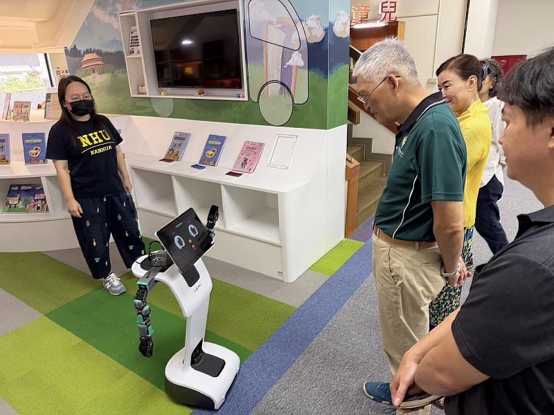 南華大學打造落地型生成式AI智慧校園,培訓Temi智慧機器人導覽圖書館。