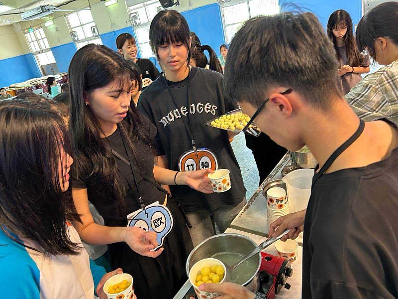文化大學「永續教育營隊」圓滿落幕,文化大學師生、萬里國中師生及與會貴賓合影留念,共同見證跨越山海、深耕北海岸3年的教育成果。