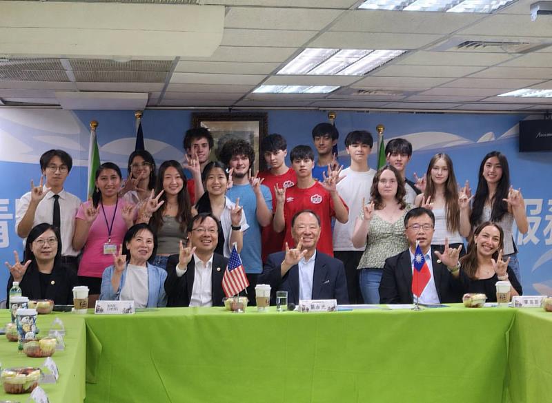 救國團代表與CIEE訪團師生共同合影，深化臺灣與國際青年友誼。