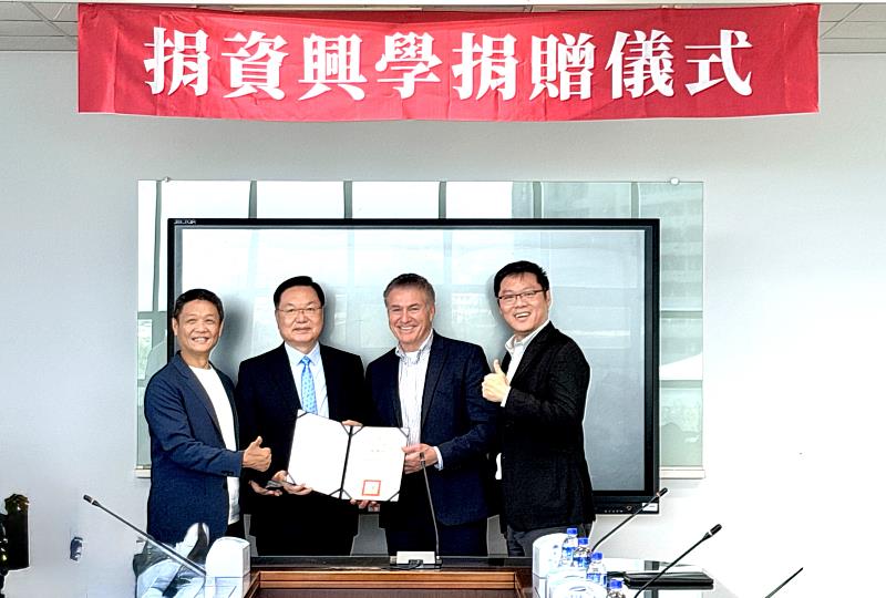 元智大學廖慶榮校長(左2)頒發感謝狀予Siemens、茂泰科技,感謝企業支持人才培育與教育發展。