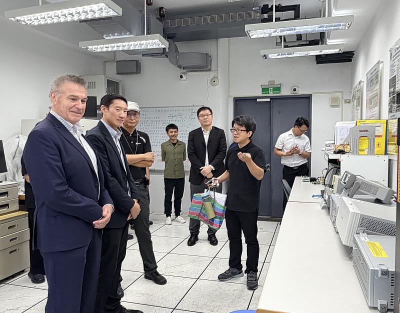 元智大學電機系林鴻文老師介紹貴重儀器實驗室。