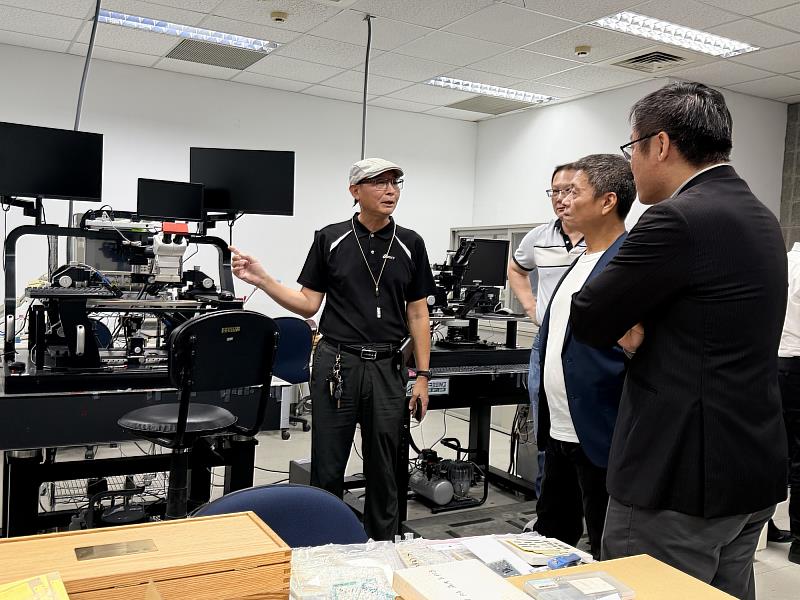 元智大學通訊研究中心黃正光主任介紹向量網路分析儀VNA。