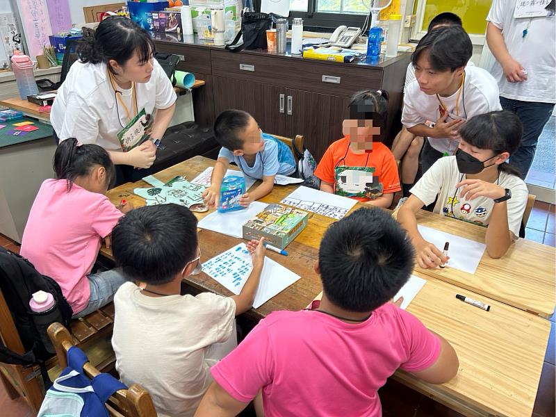營隊以「職業小偵探」卡牌活動,引導學童認識多元職業。