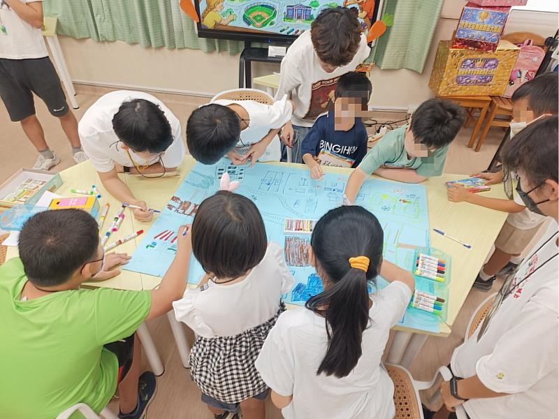 學童分組繪製社區職業地圖。