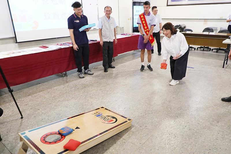 黃敏惠市長與黃宥凱同學一同體驗適應體育布袋球。