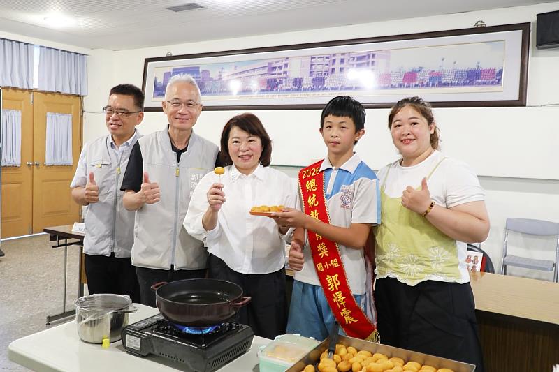 黃敏惠市長與郭懌震一同製作地瓜球。