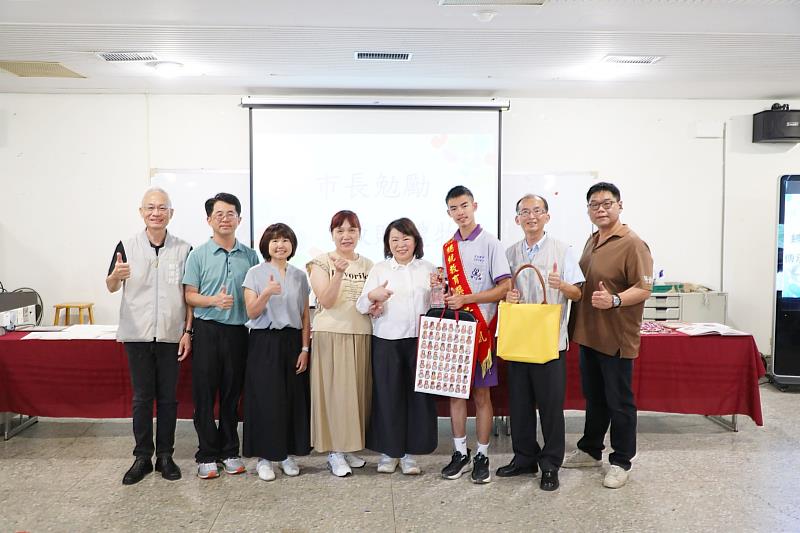 黃敏惠市長致贈黃宥凱同學網球球具袋。