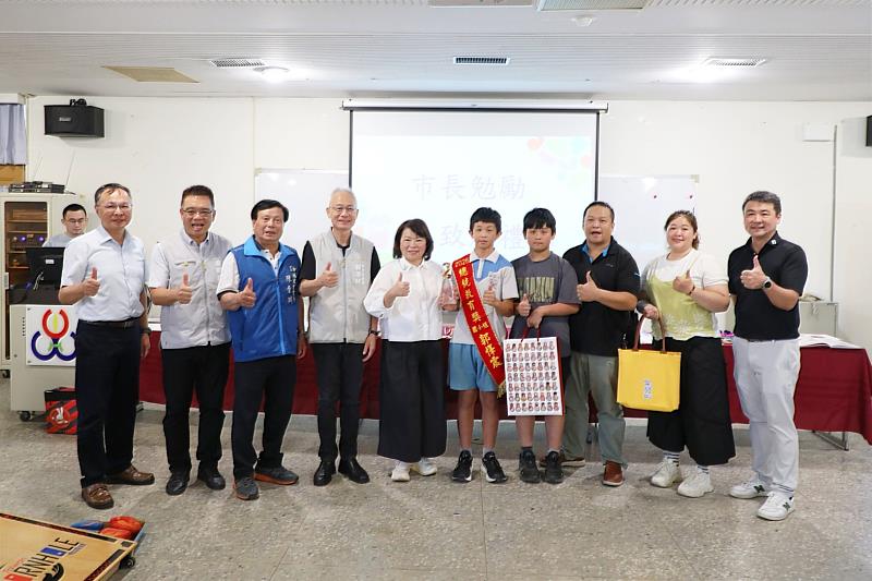 黃敏惠市長致贈郭懌震同學運動鞋。
