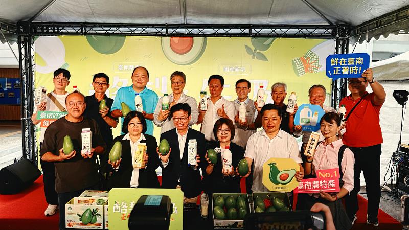 農業部陳駿季部長與在地立委及農友合影。