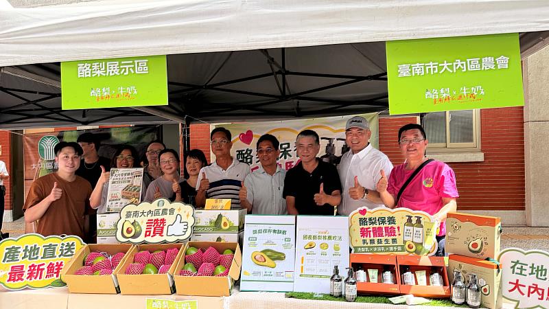 農糧署陳立儀主任秘書與酪梨農友合影。