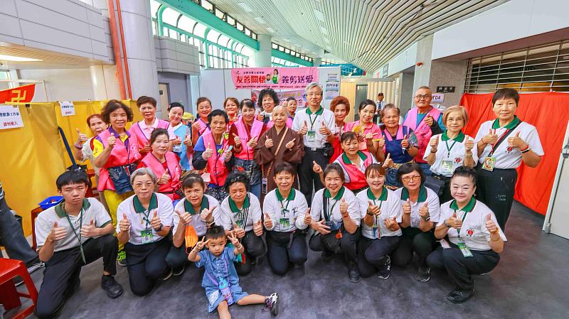 靈鷲山佛教教團7月24日在桃園巨蛋體育館舉辦「友善關懷義剪送愛」活動。(圖由靈鷲山佛教教團提供)