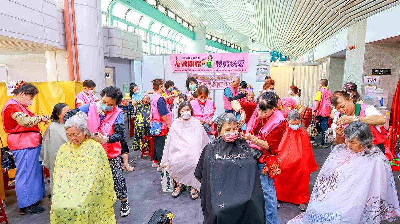 「友善關懷義剪送愛」活動一早就吸引大批長者到場。(圖由靈鷲山佛教教團提供)
