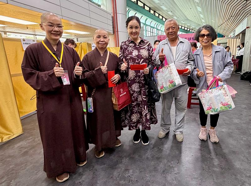 支持愛心義剪的功德主林淑媛(中)到場致贈馬年祝福。(圖由靈鷲山佛教教團提供)