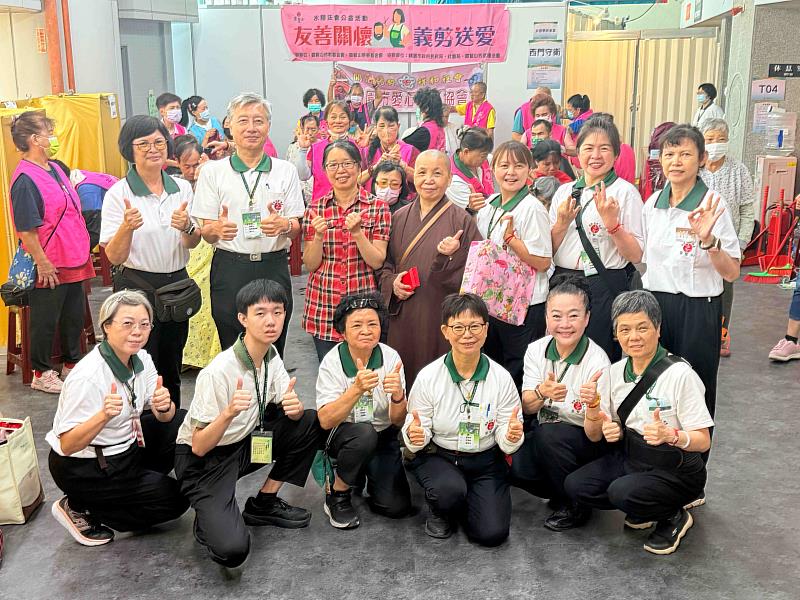 桃園市政府民政局科長黃淑芬關懷義剪送愛活動,與桃園講堂監院妙慧法師、靈鷲山慈善基金會副執行長陳世人等人合影。(圖由靈鷲山佛教教團提供)
