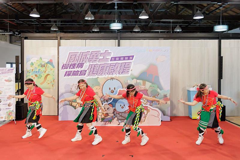 科園社區發展協會長者開場表演。