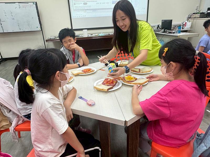學生和海青志工一起動手DIY三明治。