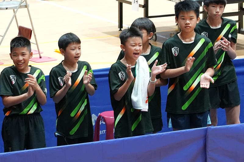 場邊同伴熱情為自己隊伍選手加油。