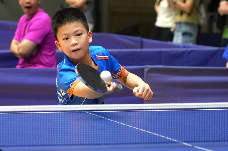 活動首(24)日率先展開國小組賽程,小選手們在場上全神貫注、奮力揮拍,爭取每一分的勝利。